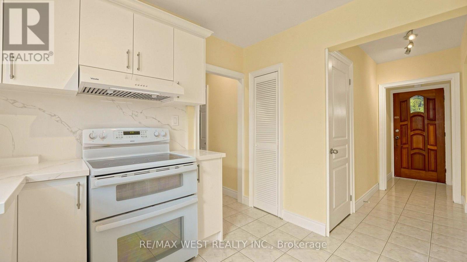 139 Ranee Avenue, Toronto, Ontario  M6A 1N3 - Photo 15 - C13697796