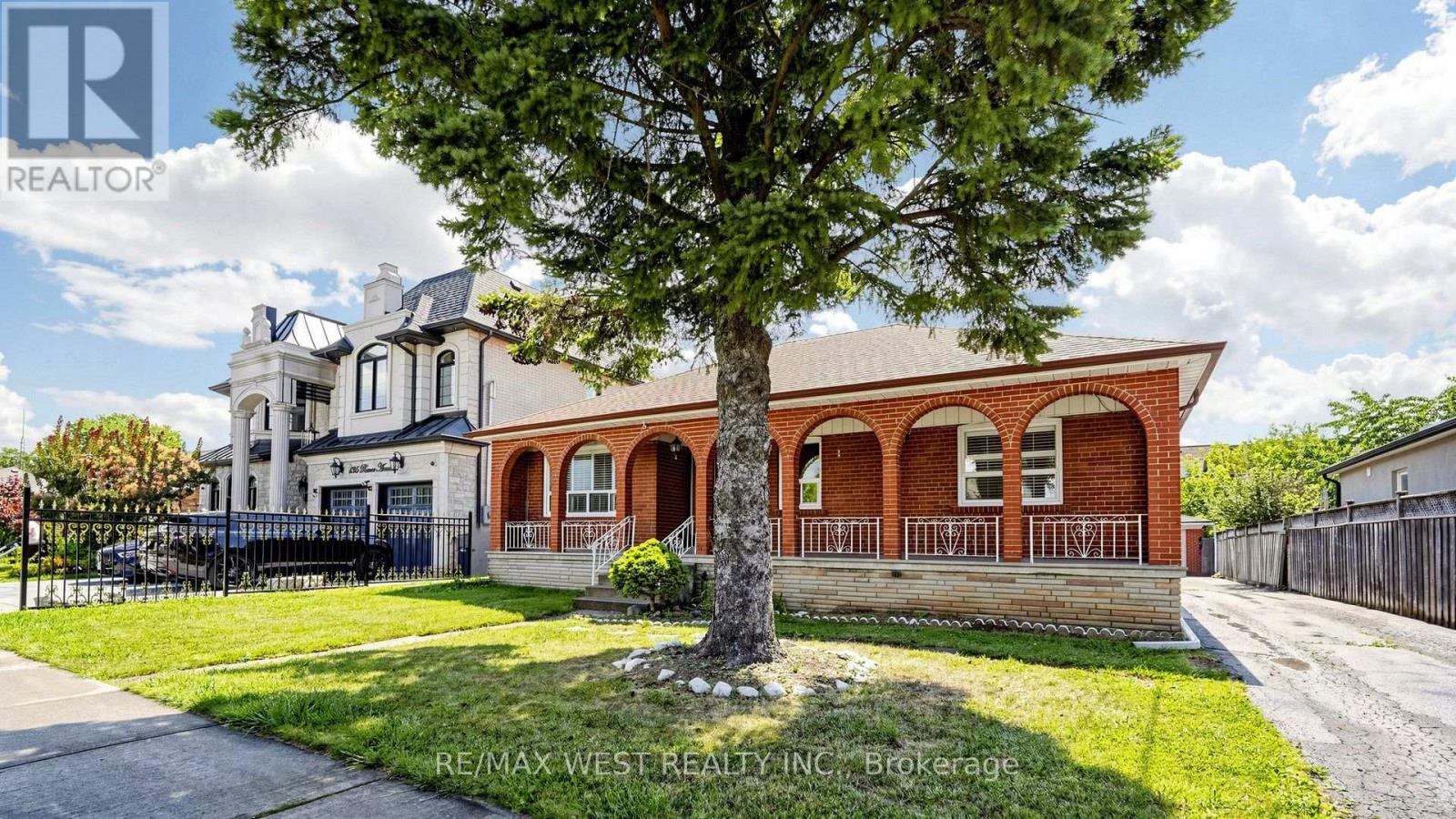 139 Ranee Avenue, Toronto, Ontario  M6A 1N3 - Photo 2 - C13697796