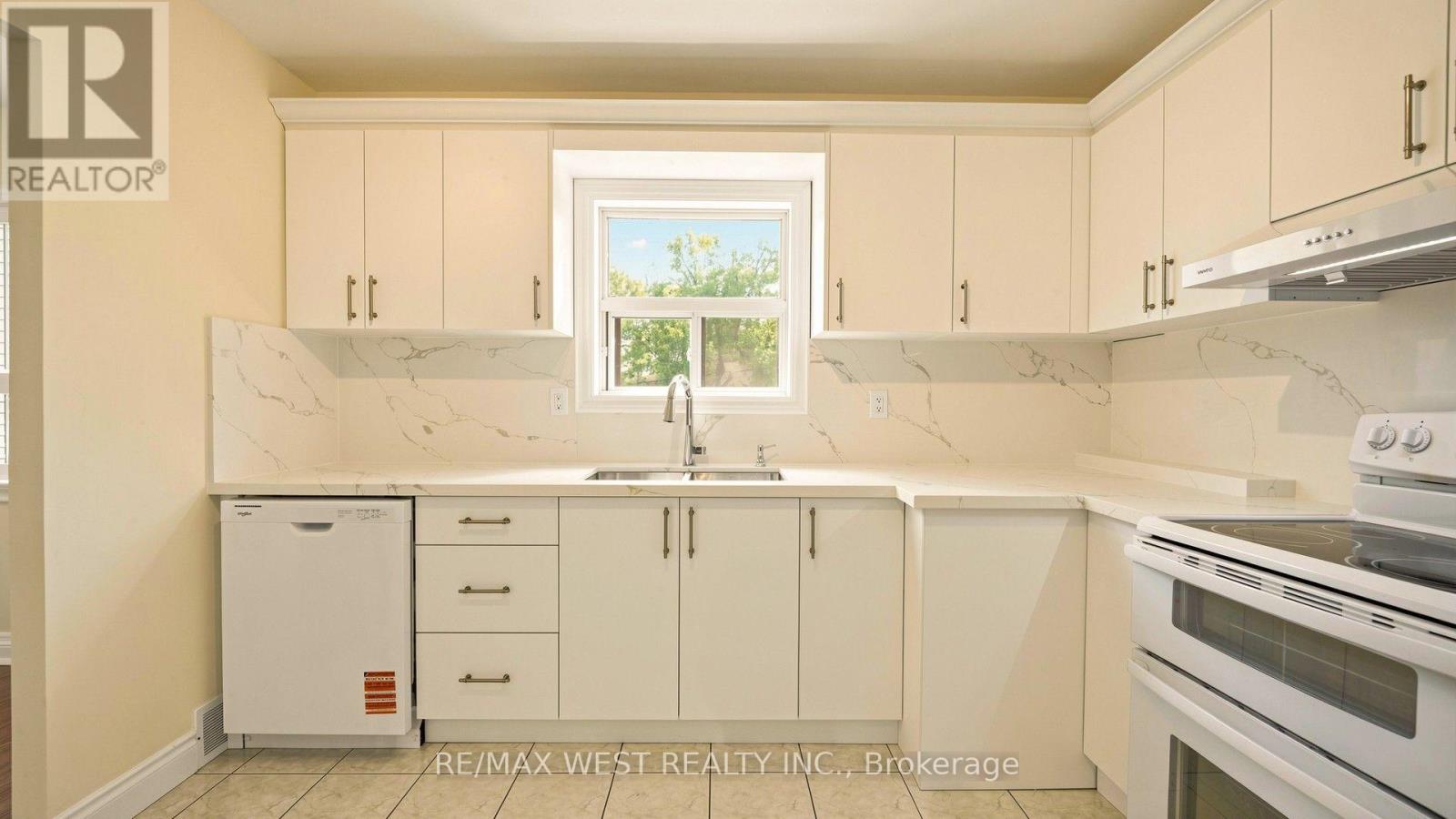 139 Ranee Avenue, Toronto, Ontario  M6A 1N3 - Photo 17 - C13697796