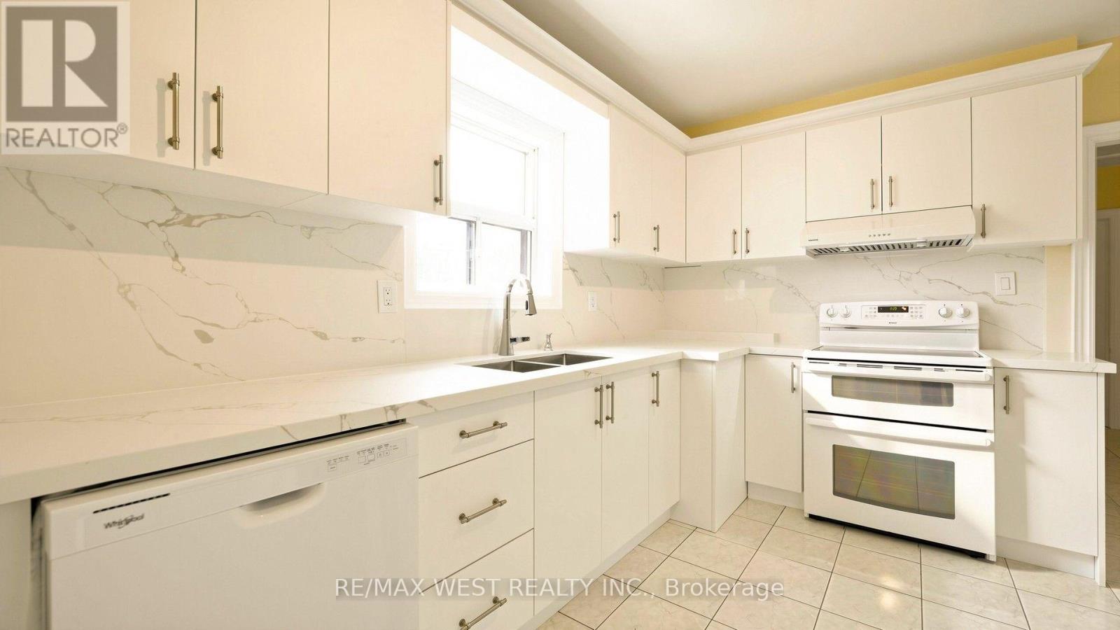 139 Ranee Avenue, Toronto, Ontario  M6A 1N3 - Photo 14 - C13697796