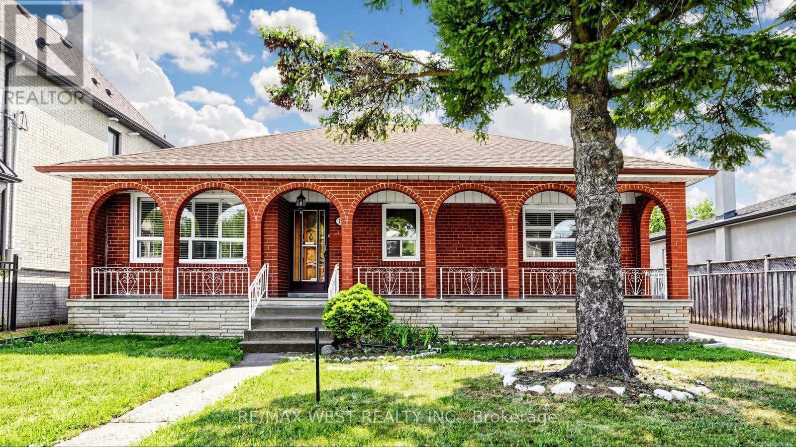 139 Ranee Avenue, Toronto, Ontario  M6A 1N3 - Photo 3 - C13697796