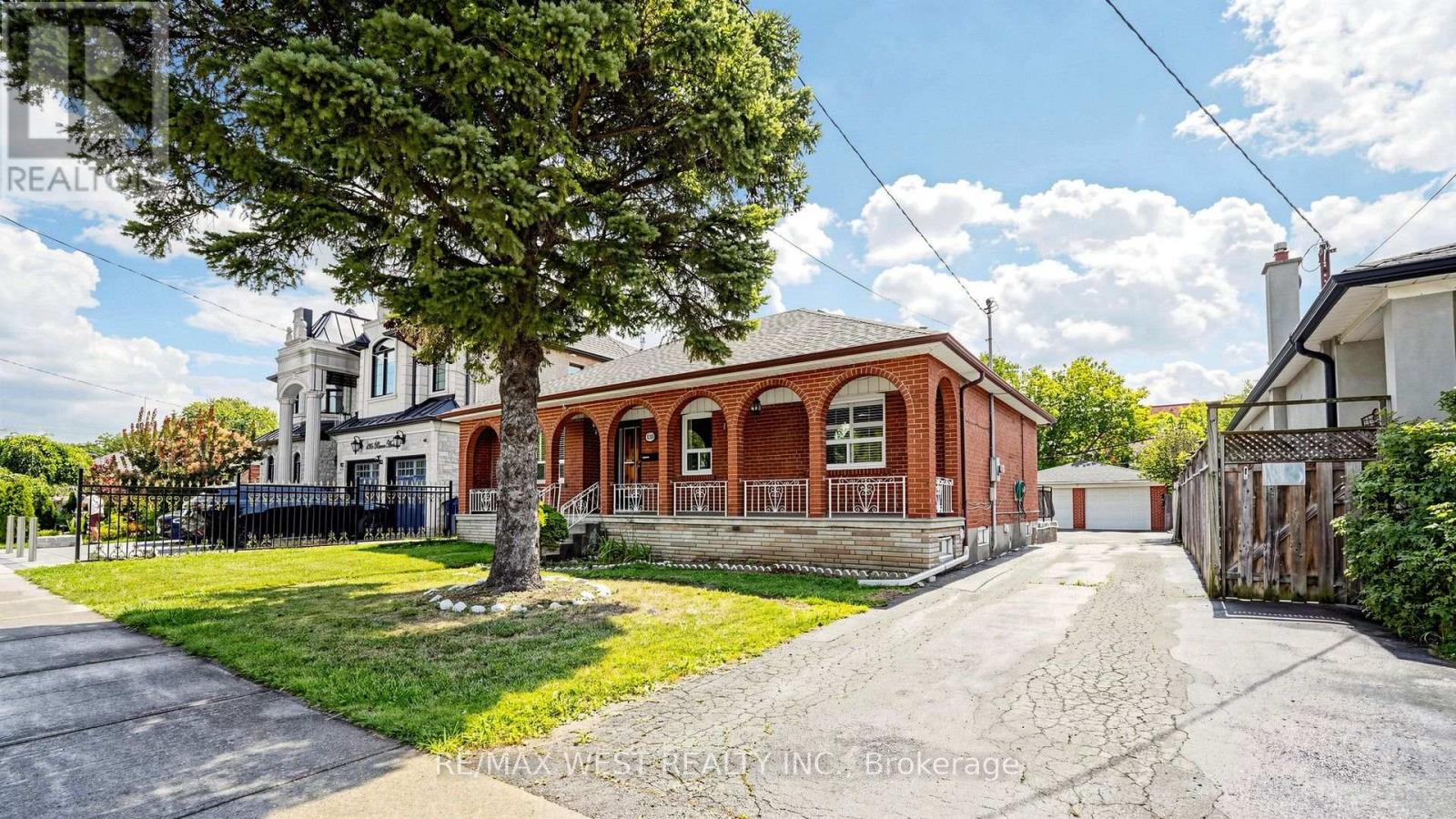 139 Ranee Avenue, Toronto, Ontario  M6A 1N3 - Photo 4 - C13697796