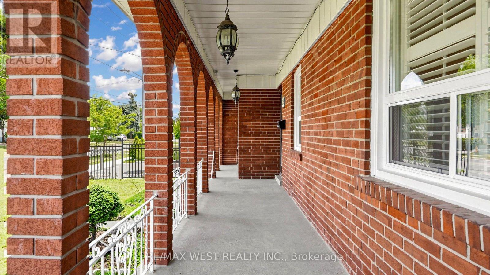 139 Ranee Avenue, Toronto, Ontario  M6A 1N3 - Photo 6 - C13697796
