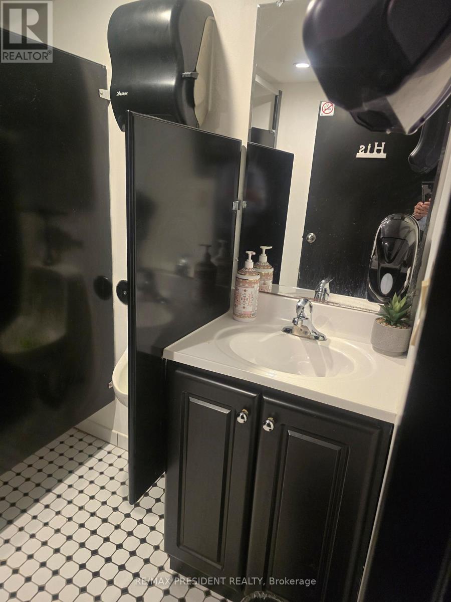 1870 Danforth Avenue, Toronto, Ontario  M4C 1J4 - Photo 9 - E13689332