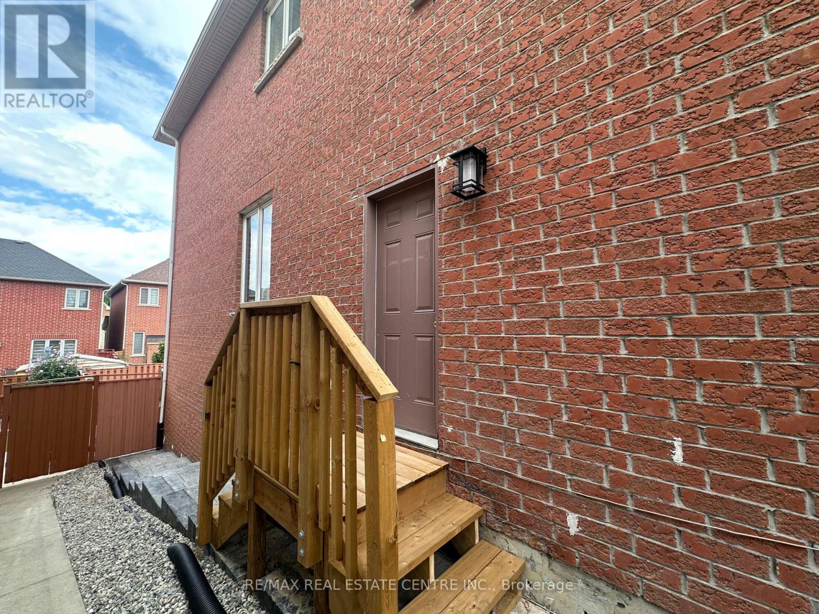 Basement Apartment - 23 Oblate Crescent, Brampton, Ontario  L6Y 0K2 - Photo 2 - W13704898
