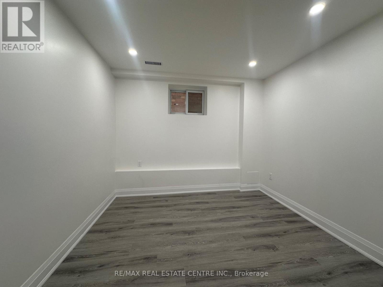 Basement Apartment - 23 Oblate Crescent, Brampton, Ontario  L6Y 0K2 - Photo 4 - W13704898