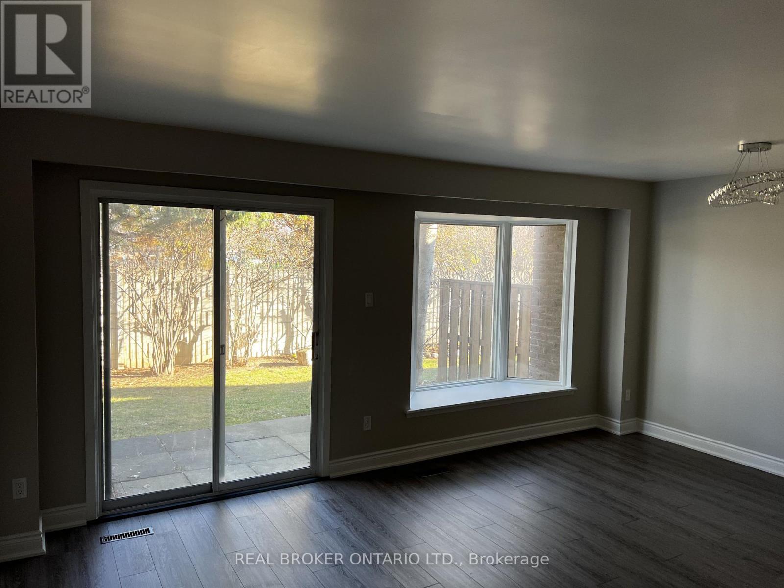 8 - 1485 Gulleden Drive, Mississauga, Ontario L4X 2T2 - Photo 3 - W13683788