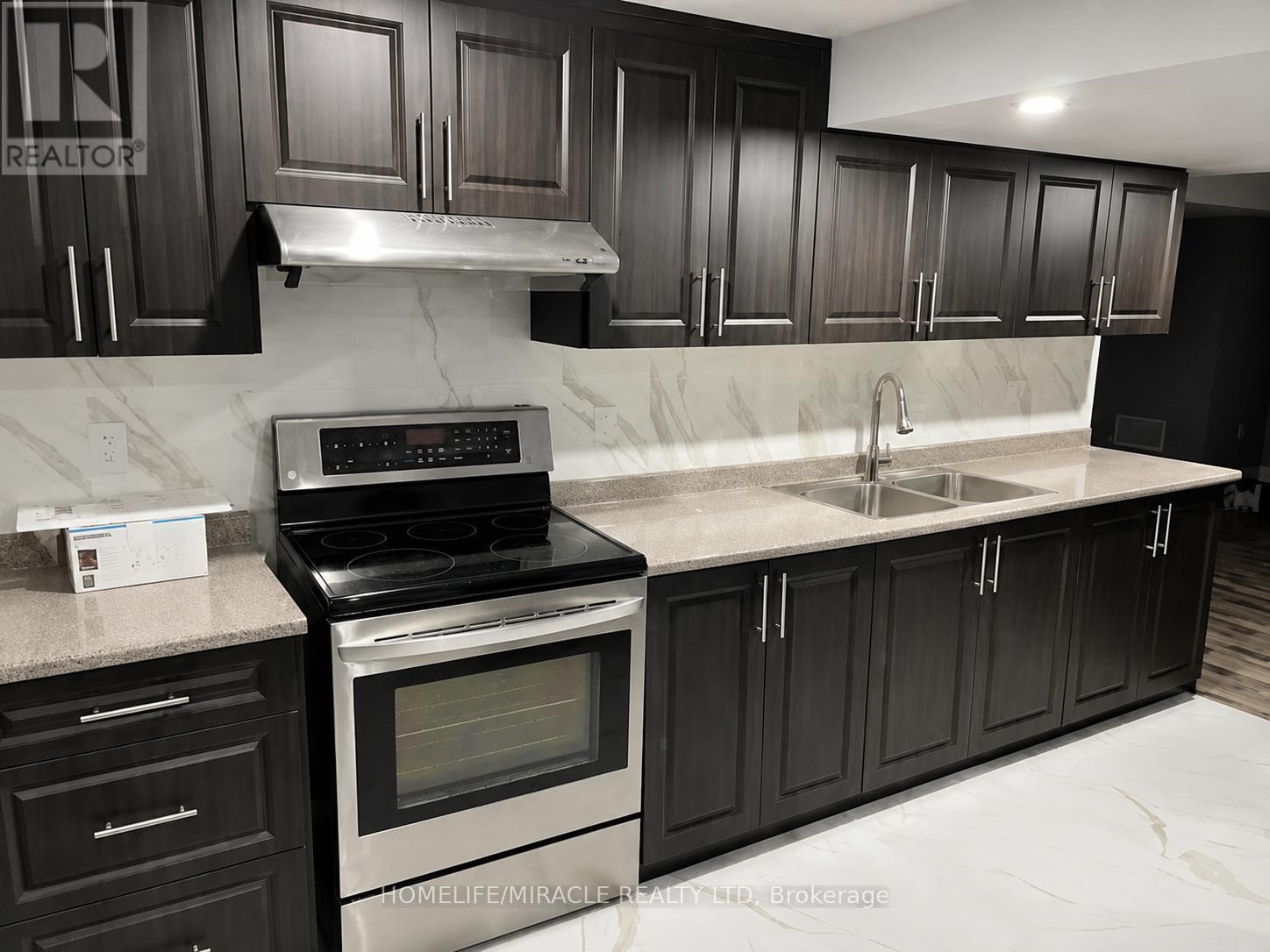 Bst - 114 Lorenzo Circle, Brampton, Ontario  L6R 3N4 - Photo 2 - W13704954