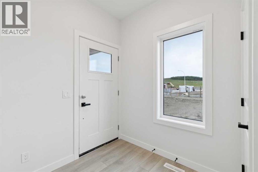 139 Fireside Close, Cochrane, Alberta  T3Z 2K5 - Photo 4 - A2339098