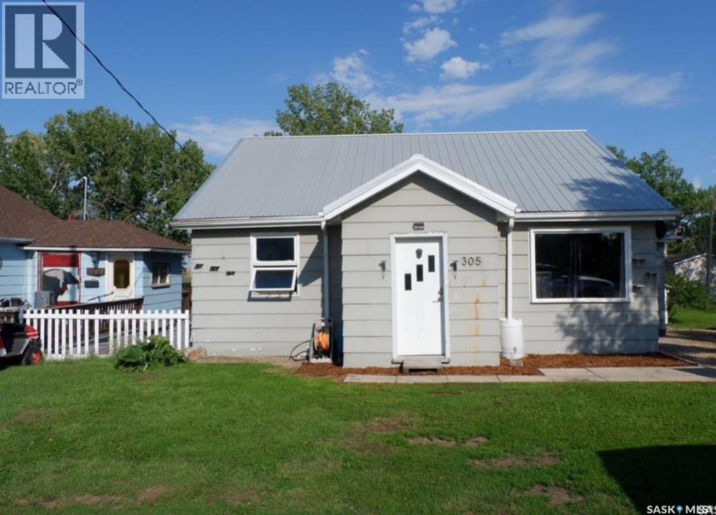305 1st Street E, Mossbank, Saskatchewan  S0H 3G0 - Photo 1 - SK046428