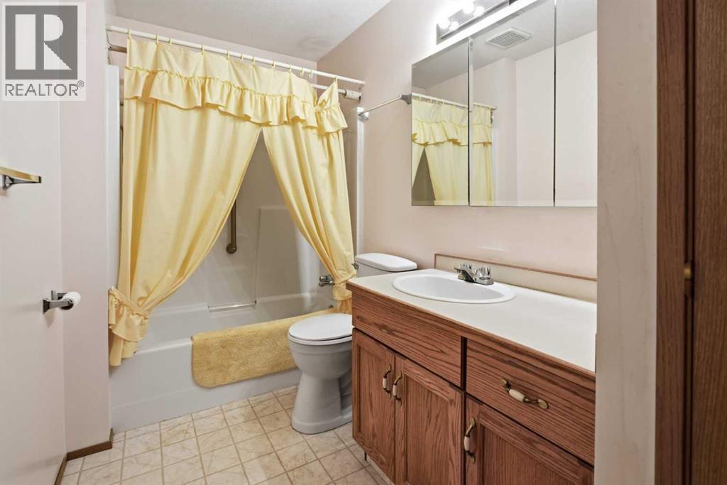 3924 56a Street Close, Camrose, Alberta  T4V 4L1 - Photo 15 - A2336346