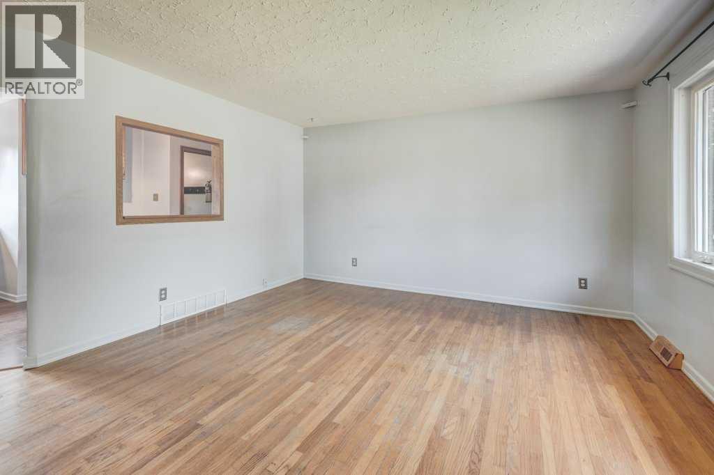 2056 Cottonwood Crescent Se, Calgary, Alberta  T2B 1R3 - Photo 4 - A2329835