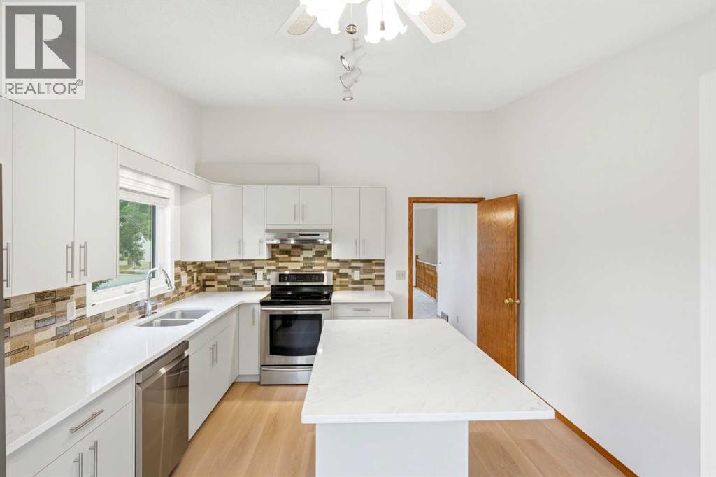 5 Sandpiper Gate NW, Calgary, Alberta  T3K 3T8 - Photo 13 - A2336352