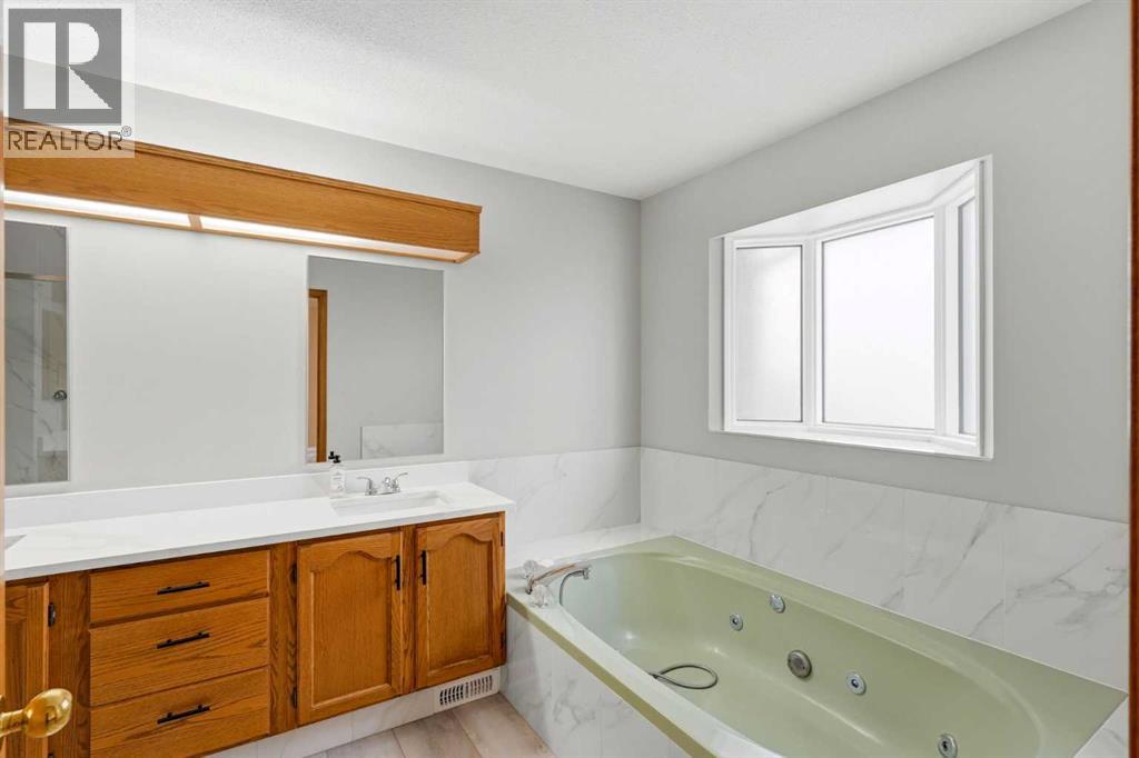 5 Sandpiper Gate NW, Calgary, Alberta  T3K 3T8 - Photo 18 - A2336352