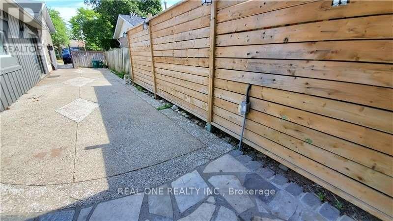 #upper - 133 Mccraney Street, Oakville, Ontario  L6H 1H5 - Photo 18 - W13705106
