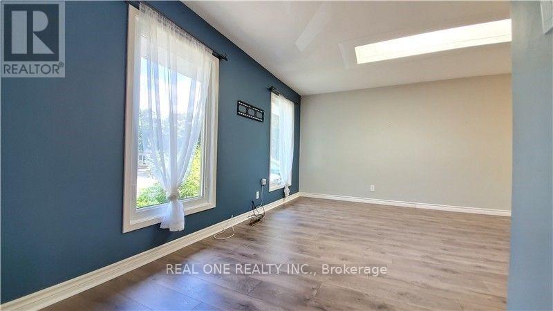 #upper - 133 Mccraney Street, Oakville, Ontario  L6H 1H5 - Photo 3 - W13705106