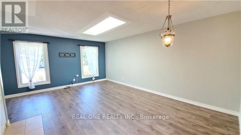 #upper - 133 Mccraney Street, Oakville, Ontario  L6H 1H5 - Photo 4 - W13705106