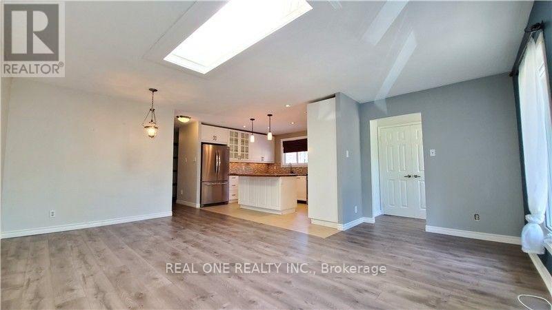 #upper - 133 Mccraney Street, Oakville, Ontario  L6H 1H5 - Photo 5 - W13705106