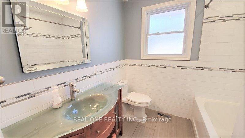 #upper - 133 Mccraney Street, Oakville, Ontario  L6H 1H5 - Photo 8 - W13705106