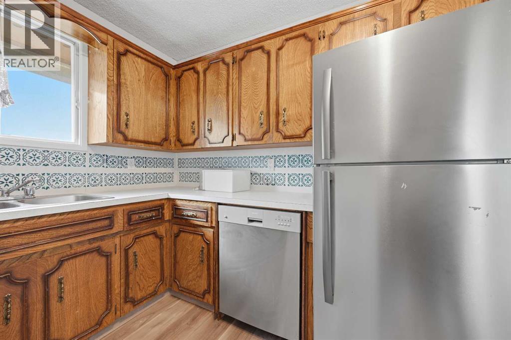 228 Berwick Drive NW, Calgary, Alberta  T3K 1P5 - Photo 12 - A2335737