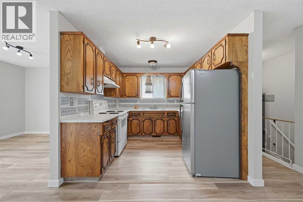 228 Berwick Drive NW, Calgary, Alberta  T3K 1P5 - Photo 9 - A2335737