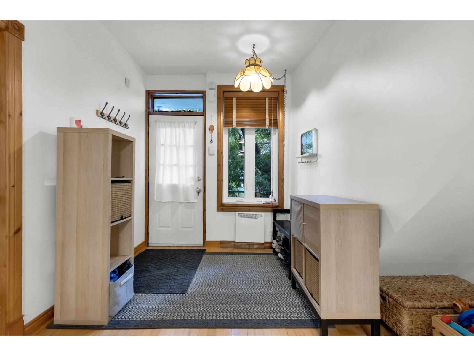 6232 Av. des Érables Montréal (Rosemont/La Petite-Patrie) Quebec Canada H2G2M8 2