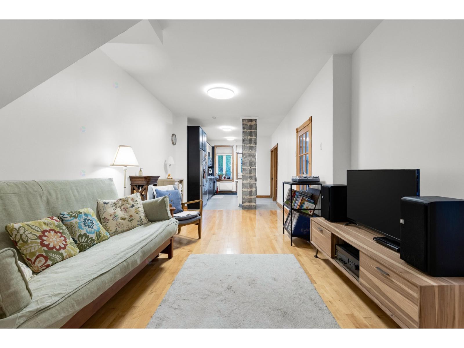 6232 Av. des Érables Montréal (Rosemont/La Petite-Patrie) Quebec Canada H2G2M8 3