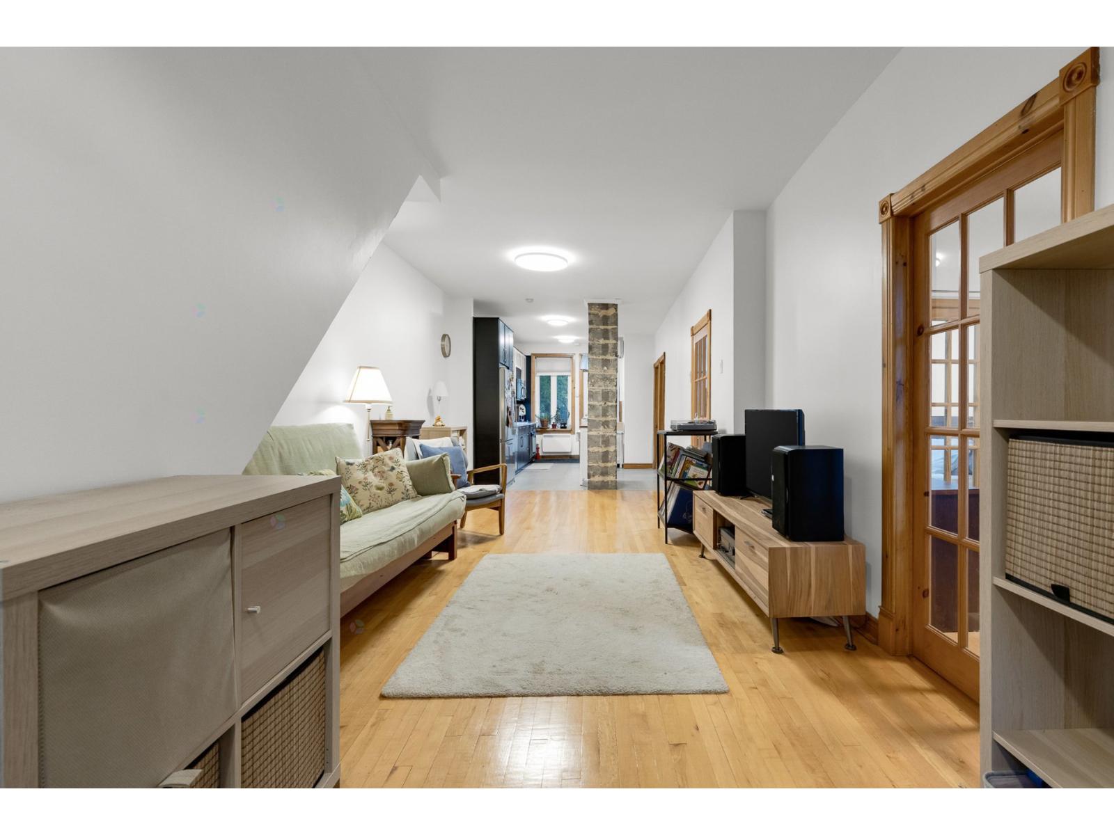 6232 Av. des Érables Montréal (Rosemont/La Petite-Patrie) Quebec Canada H2G2M8 5