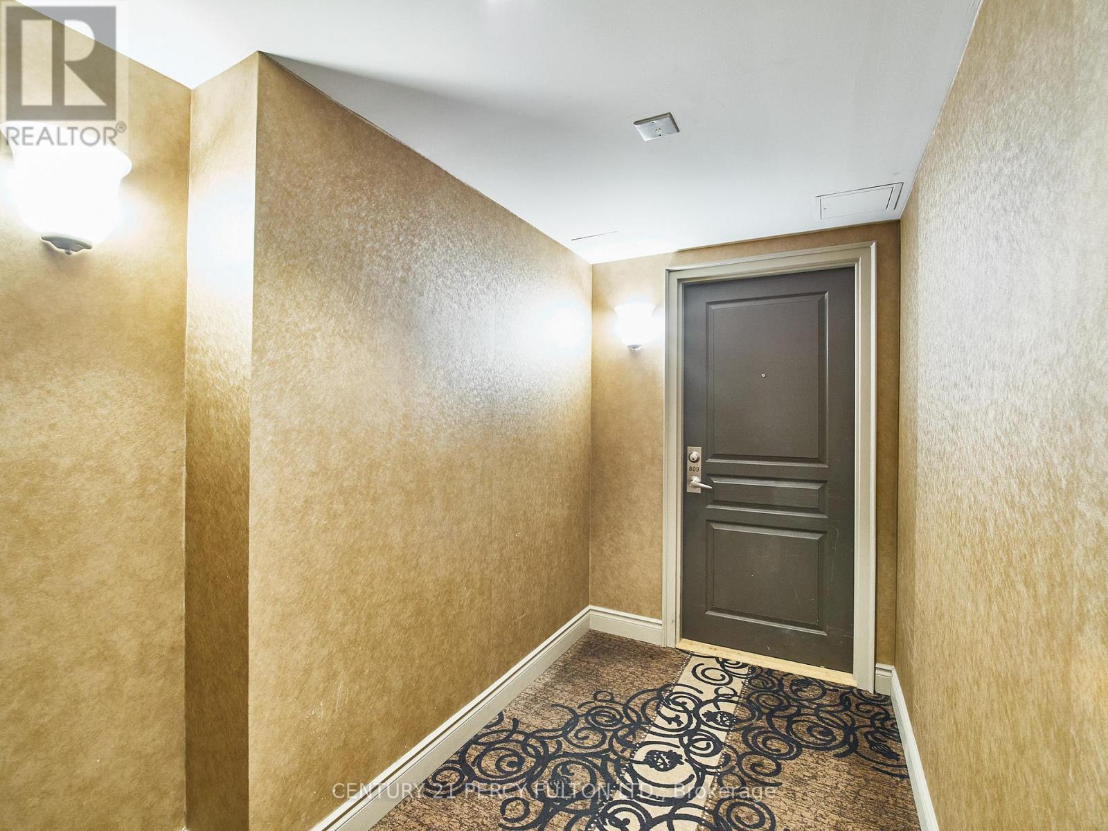 809 - 140 Simcoe Street, Toronto, Ontario  M5H 4E9 - Photo 2 - C13705248