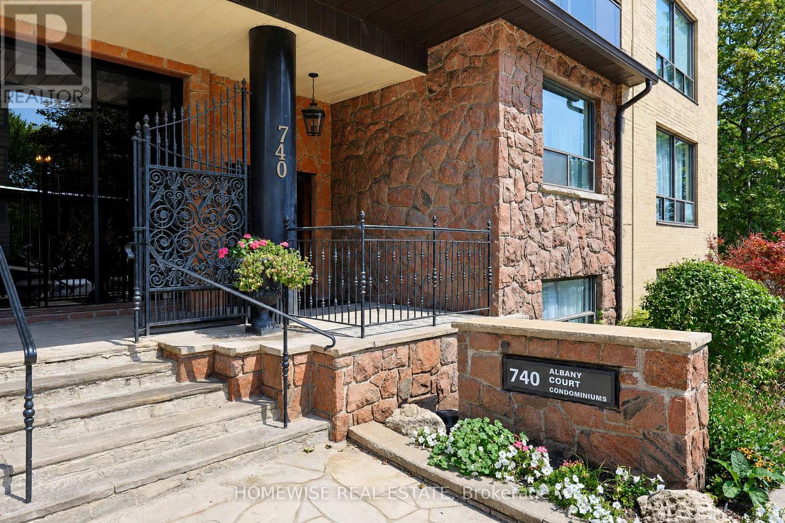 401 - 740 Eglinton Avenue, Toronto, Ontario  M5N 1C4 - Photo 2 - C13705292