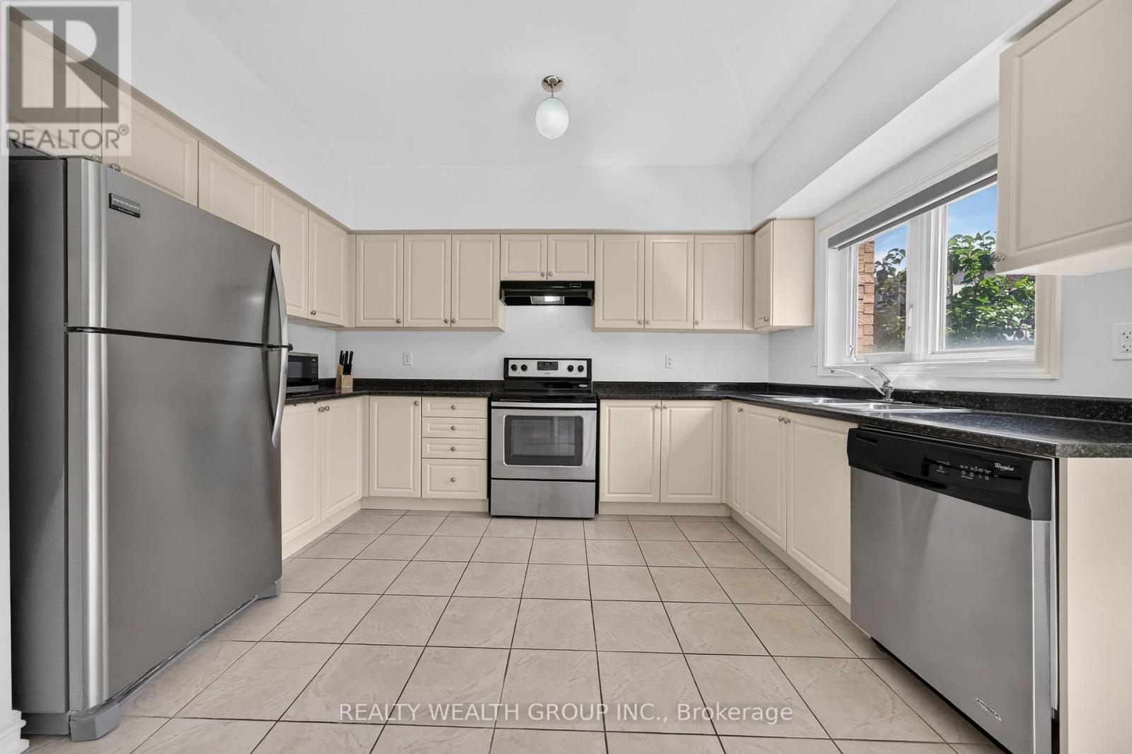 35 Matthewson Avenue, Bradford West Gwillimbury, Ontario  L3Z 0P3 - Photo 8 - N13705370