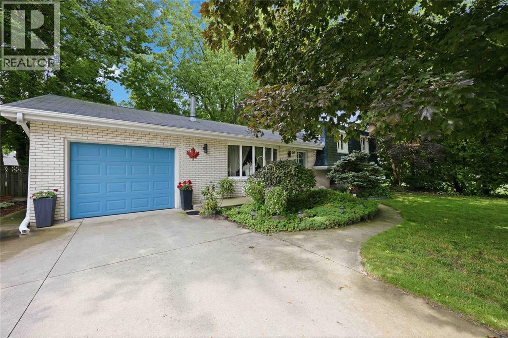 215 Turnbull AVENUE Wallaceburg Ontario Canada N8A2N1 2