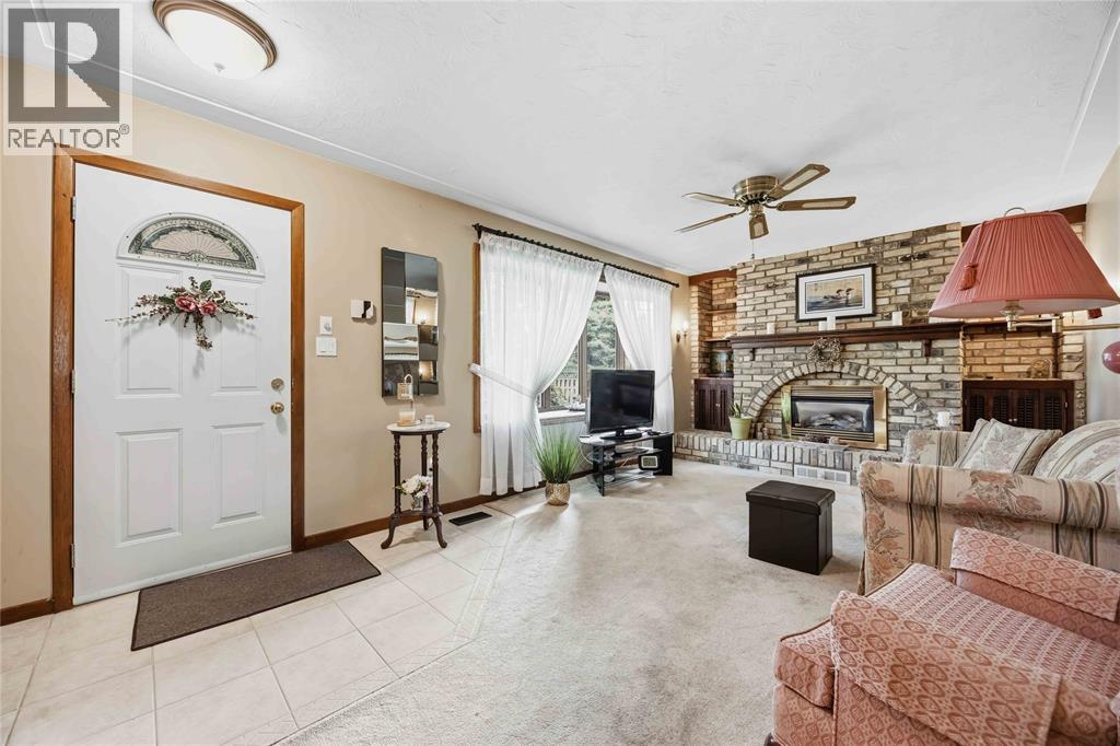215 Turnbull AVENUE Wallaceburg Ontario Canada N8A2N1 5