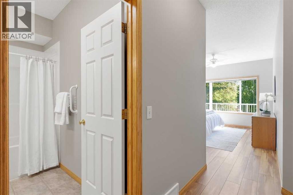 545 Rocky Ridge Bay Nw, Calgary, Alberta  T3G 4E7 - Photo 17 - A2308309
