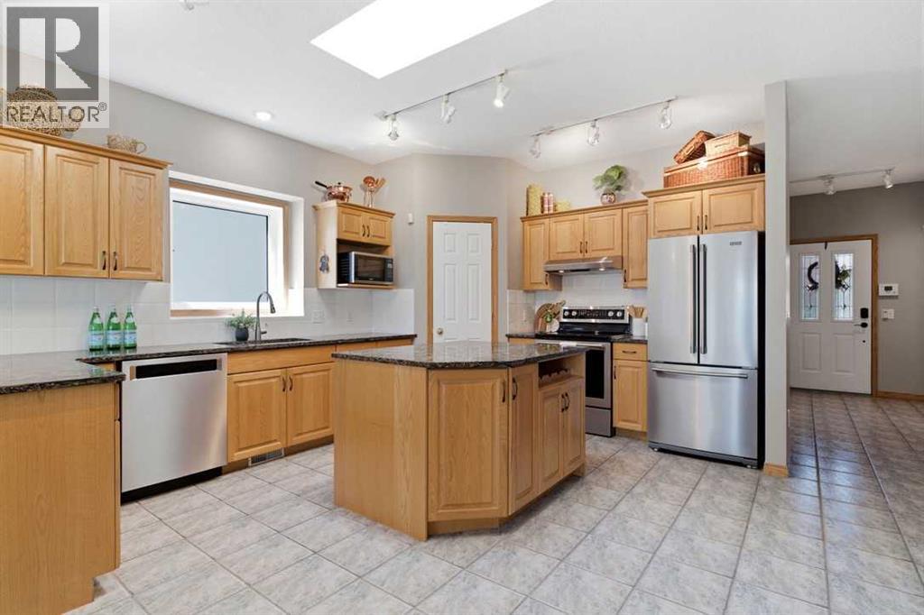 545 Rocky Ridge Bay Nw, Calgary, Alberta  T3G 4E7 - Photo 8 - A2308309