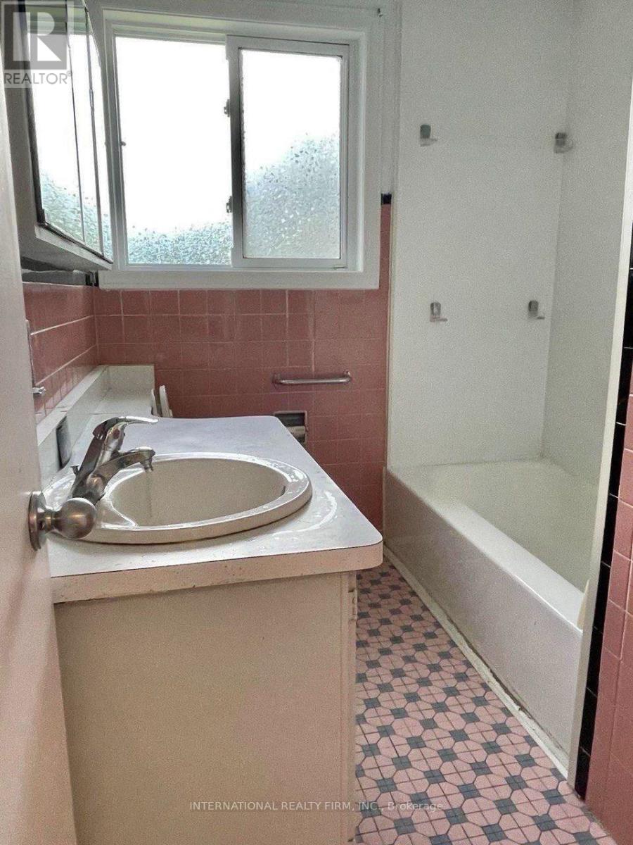 198 Waterloo Avenue, Toronto, Ontario  M3H 3Z2 - Photo 9 - C13705538