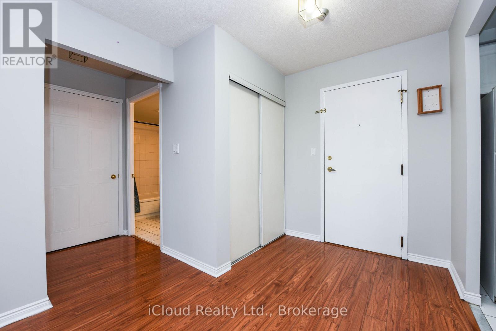 1512 - 135 Hillcrest Avenue, Mississauga, Ontario  L5B 4B1 - Photo 2 - W13693382