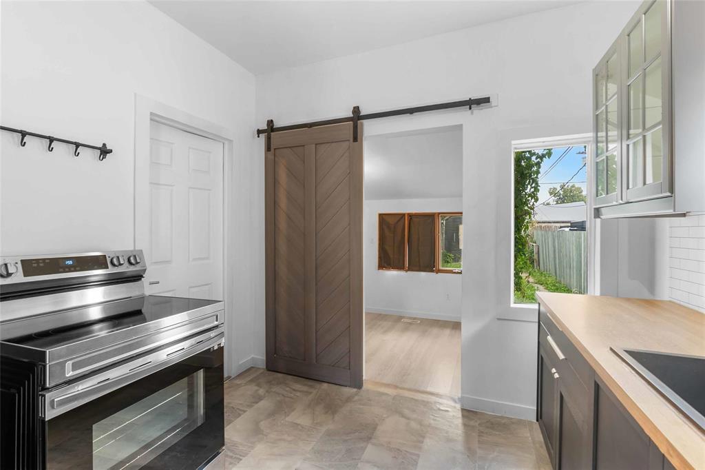 1129 Pritchard Avenue, Winnipeg, Manitoba R2X 0G7 - Photo 2 - 202620850