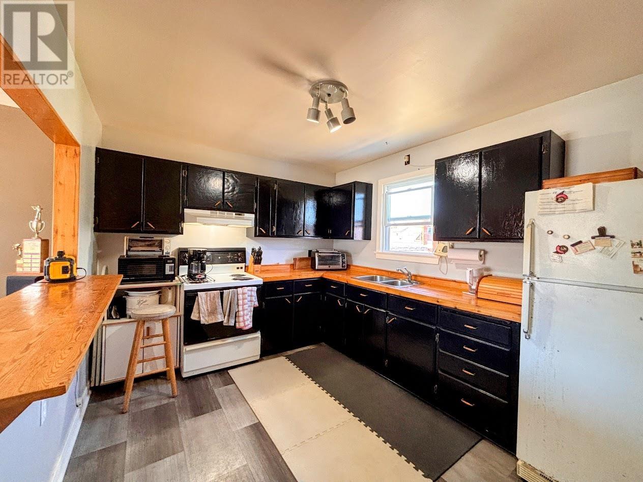 25 Neebig Ave, Manitouwadge, Ontario  P0T 2C0 - Photo 2 - TB2601146