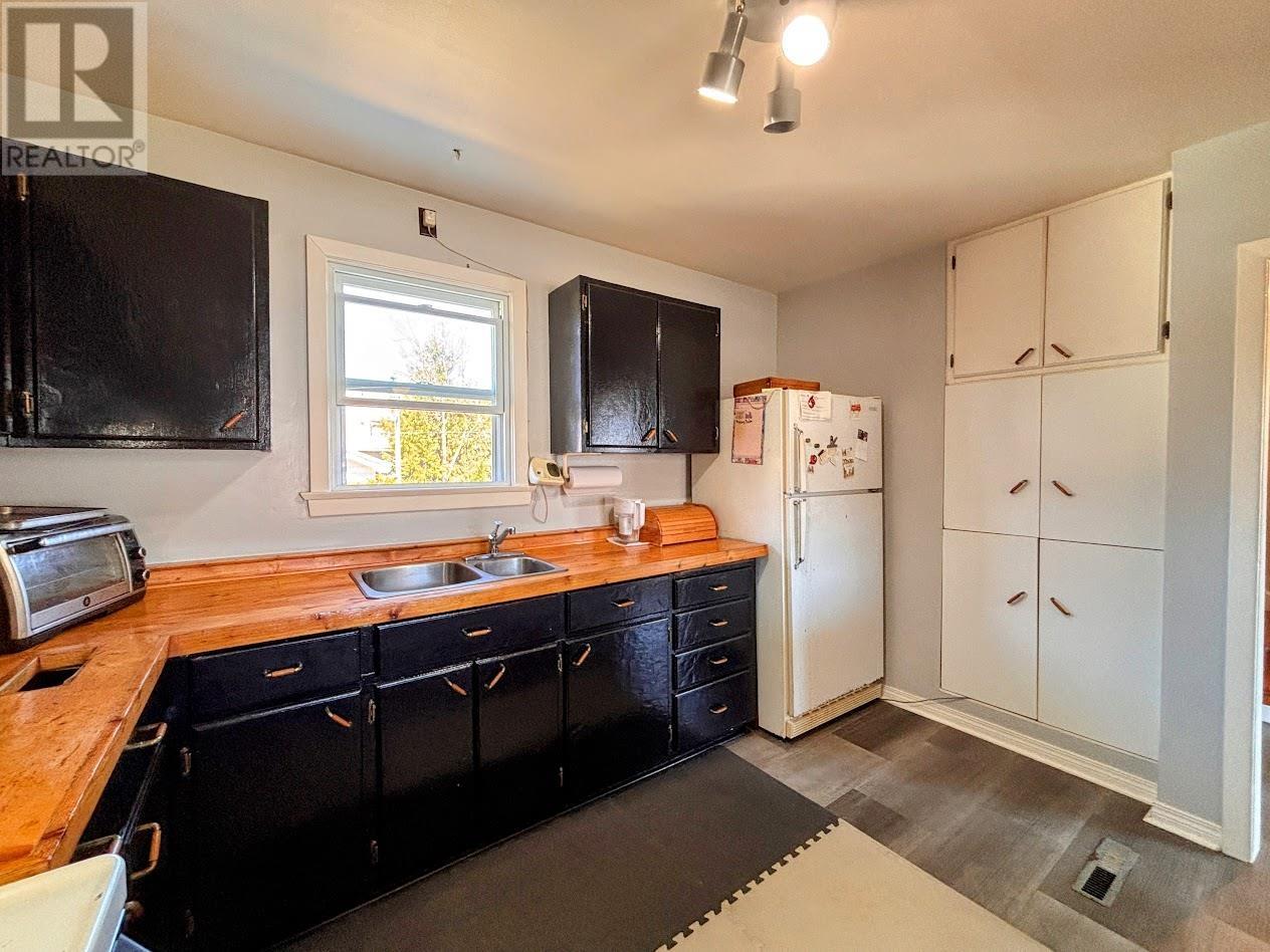 25 Neebig Ave, Manitouwadge, Ontario  P0T 2C0 - Photo 3 - TB2601146