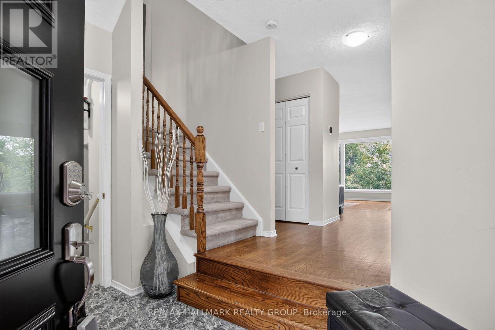19 Windeyer Crescent, Ottawa, Ontario  K2K 2P6 - Photo 3 - X13705756