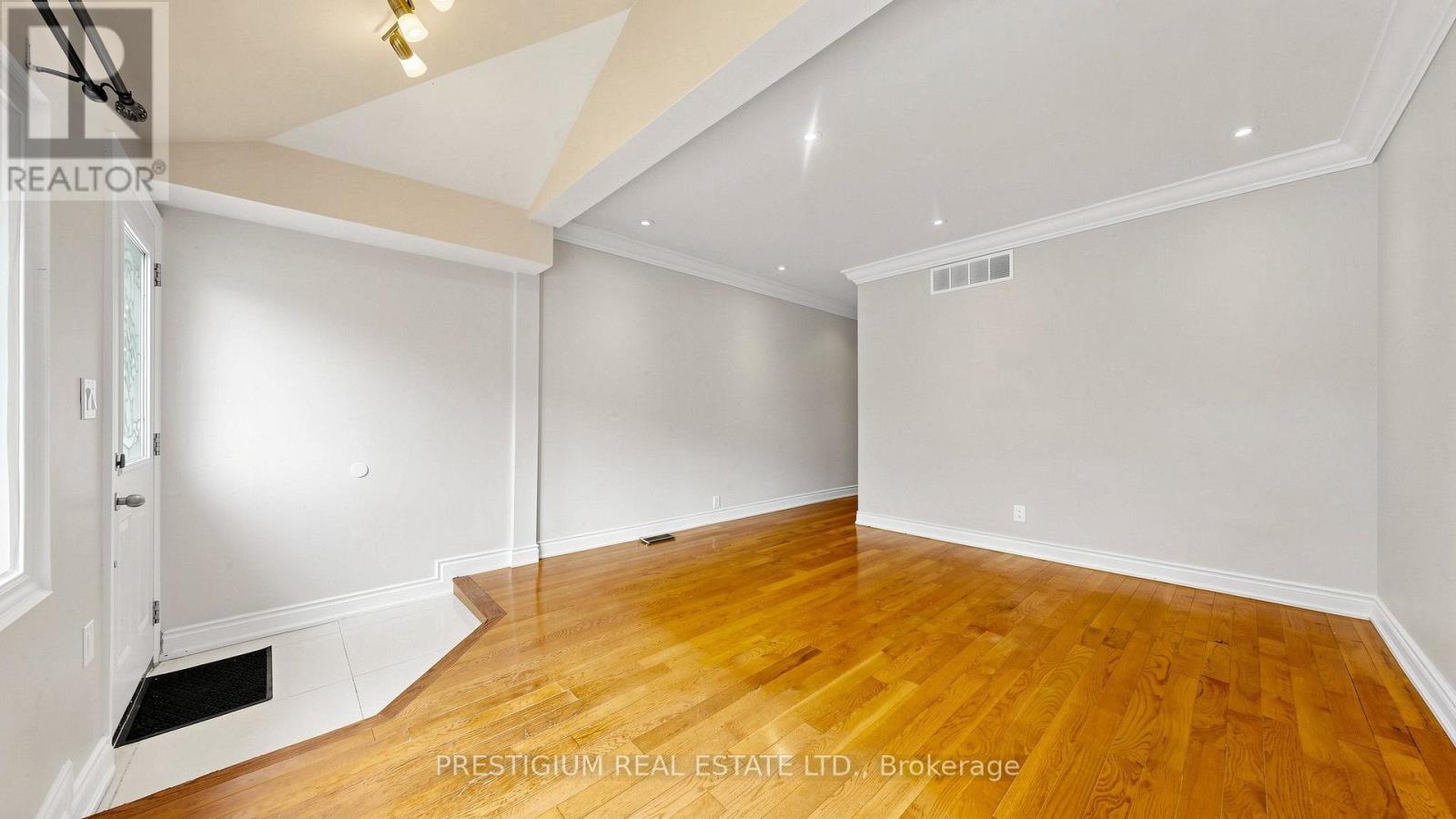 65 Eldon Avenue, Toronto, Ontario  M4C 5G2 - Photo 6 - E13705710