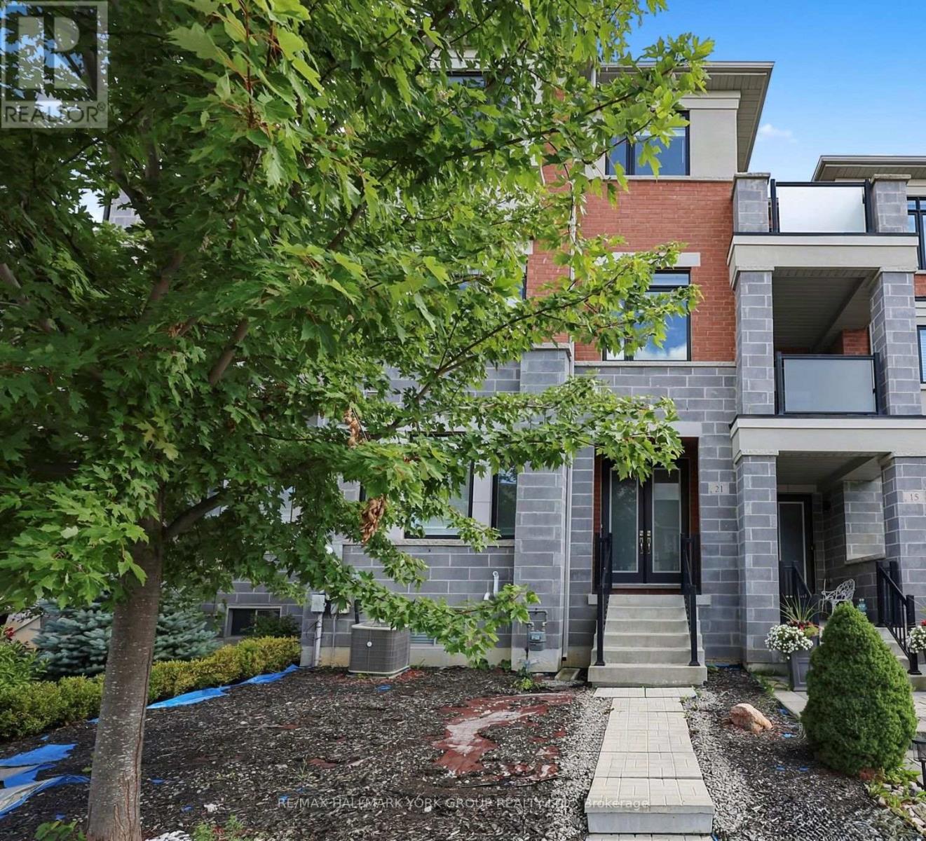 21 SPARKS STREET, Aurora, Ontario