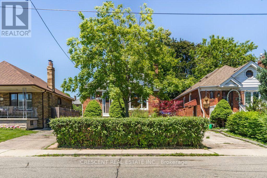 982 Briar Hill Avenue, Toronto, Ontario  M6B 1M3 - Photo 2 - W13705610