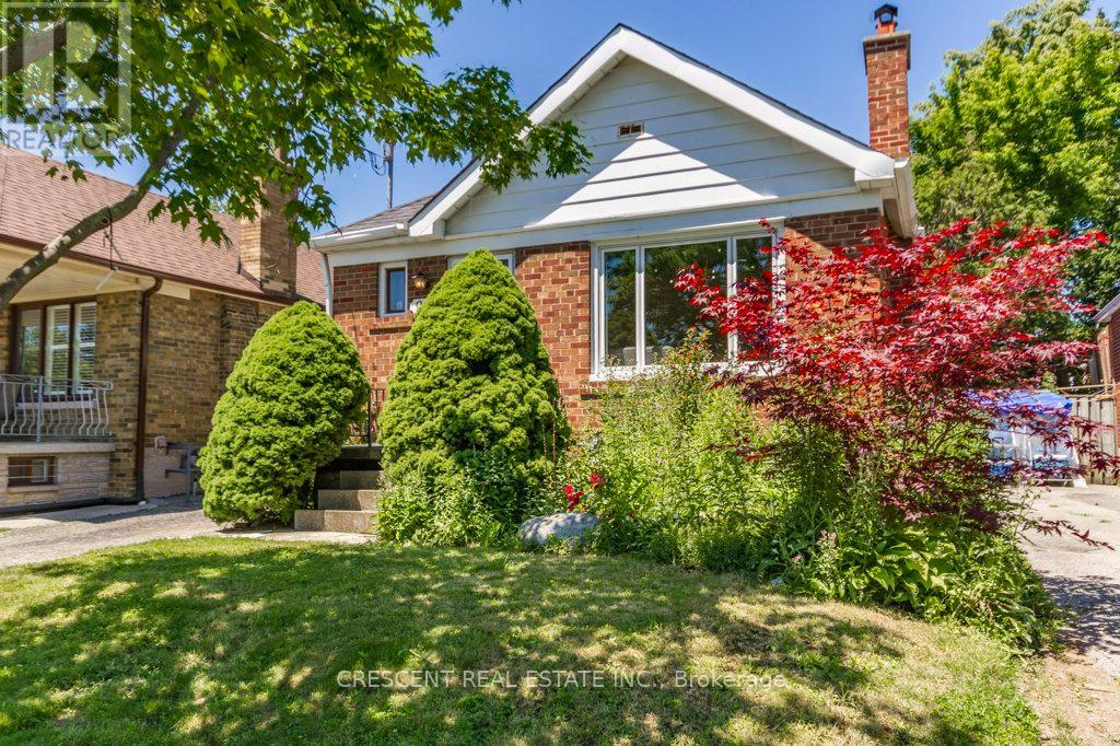 982 Briar Hill Avenue, Toronto, Ontario  M6B 1M3 - Photo 3 - W13705610