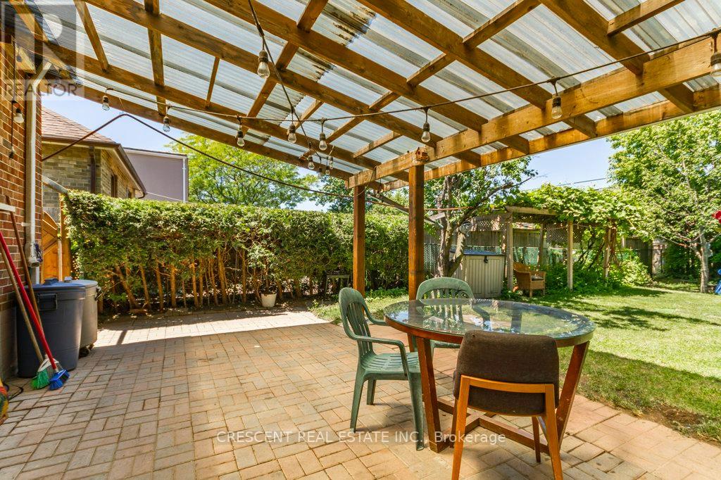 982 Briar Hill Avenue, Toronto, Ontario  M6B 1M3 - Photo 35 - W13705610