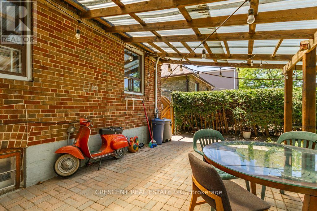 982 Briar Hill Avenue, Toronto, Ontario  M6B 1M3 - Photo 36 - W13705610