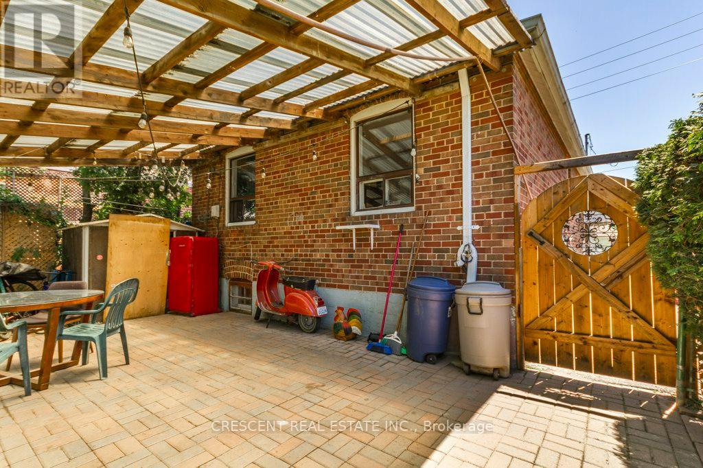 982 Briar Hill Avenue, Toronto, Ontario  M6B 1M3 - Photo 37 - W13705610