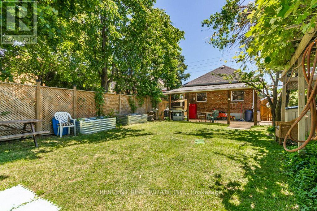 982 Briar Hill Avenue, Toronto, Ontario  M6B 1M3 - Photo 45 - W13705610
