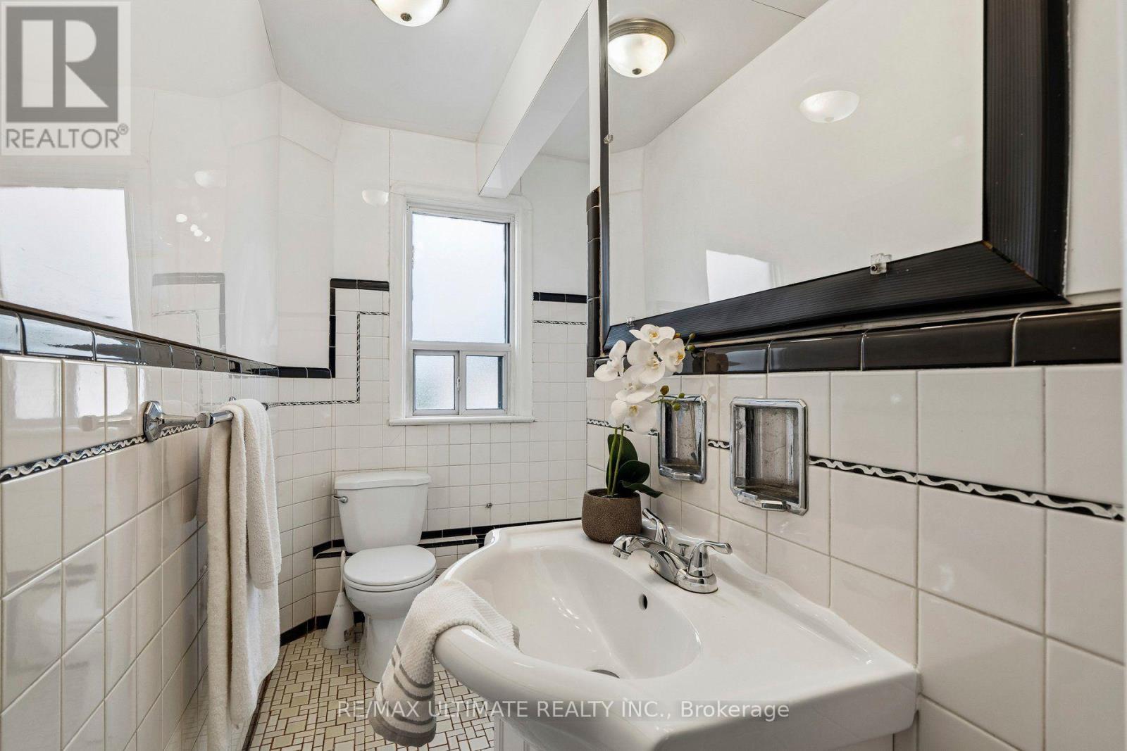 124 Hope Street, Toronto, Ontario  M6E 1K1 - Photo 32 - W13705662